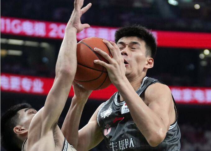目前养伤的托马斯受到了质疑，据信如果枪手引进另一位中场，那就有可能出售托马斯。